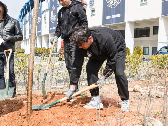 서울 이랜드가 식목일을 맞아 승격에 대한 간절한 염원을 담아 목동운동장 내 ‘승격 나무’를 심었다./서울 이랜드