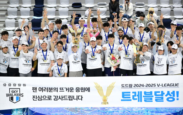 현대캐피탈 선수들이 우승 트로피를 들어올리고 있다./KOVO