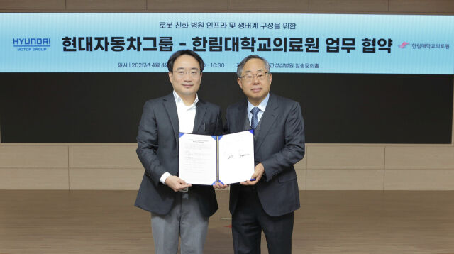 현동진 현대차·기아 로보틱스랩장 상무(왼쪽)와 김용선 한림대학교의료원 원장이 업무협약 후 기념사진을 촬영하는 모습. /현대차·기아
