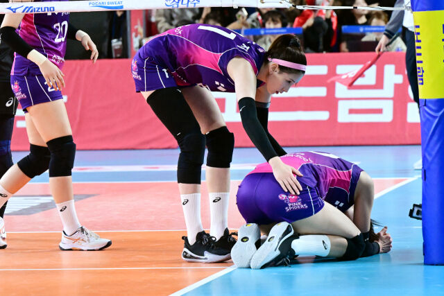 2세트 듀스에서 블로킹이 막히자 아쉬움에 코트에서 일어나지 못하는 김연경. / 한국배구연맹 (KOVO)