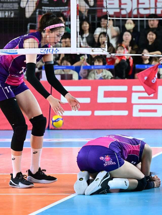 아쉬움에 고개를 들지 못하는 김연경을 동갑내기 친구 김수지가 일으켜 주고 있다. / 한국배구연맹 (KOVO)