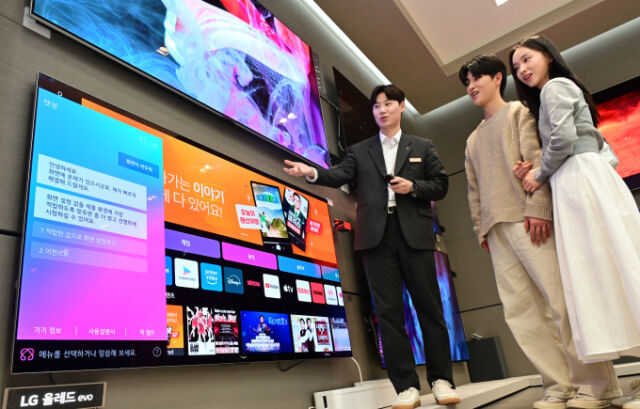 LG전자가 지난 달 27일부터 베스트샵 주요 매장에서 2025년형 올레드 TV 판매를 시작한 가운데, 모델이 AI 챗봇 기능을 이용하고 있다. /LG전자