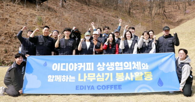 이디야커피 임직원과 가맹점주들은 지난 4일 서울시 동작구 까치산공원에서 나무 심기 행사를 진행했다. /이디야커피