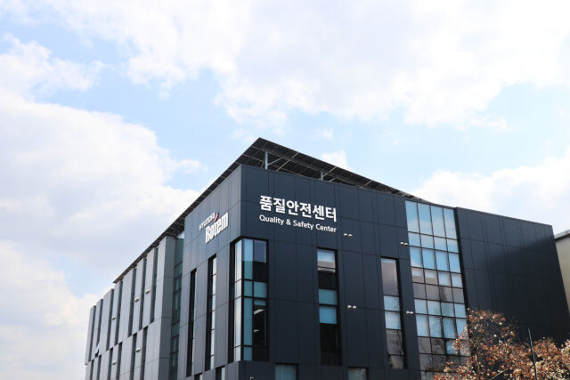 태양광 발전 설비가 설치된 현대로템 창원공장 품질안전센터./현대로템