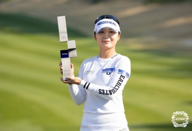 KLPGA 투어 두산건설 위브 챔피언십 정상에 오른 이예원이 우승 트로피를 들고 포즈를 취하고 있다. /KLPGA