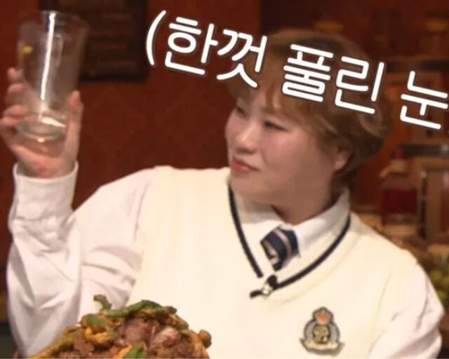 입짧은 햇님이 방송 중 족발과 맥주를 먹고 있다. / 티빙 