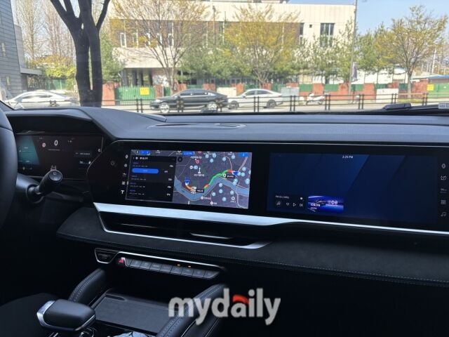 3개로 이뤄진 12.3인치 오픈R 파노라마 디스플레이./황효원 기자