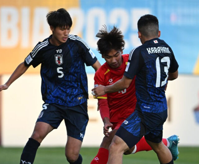 8일 펼쳐진 일본-베트남전에서 볼 싸움을 펼치는 선수들. /AFC 제공