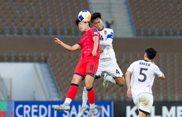 정희정(왼쪽)이 5일 인도네시아와 경기에서 공중볼 다툼을 벌이고 있다. /AFC 제공