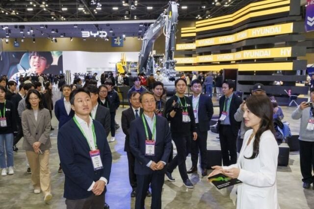 정기선 HD현대 수석부회장이 8일 2025서울모빌리티쇼 HD현대관을 방문해 차세대 신모델 굴착기에 대한 설명을 듣고 있다. /HD현대사이트솔루션