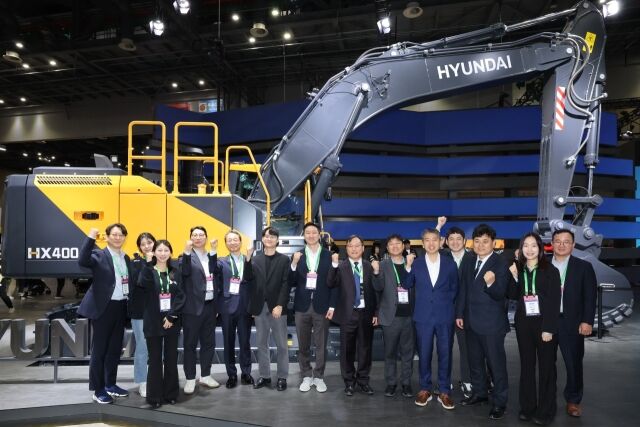 2025서울모빌리티쇼 HD현대관을 방문한 HD현대 정기선 수석부회장(왼쪽에서 7번째)이 차세대 신모델 굴착기 앞에서 HD현대사이트솔루션 조영철 사장(왼쪽에서 5번째) 및 직원들과 기념사진을 촬영하고 있다../HD현대사이트솔루션