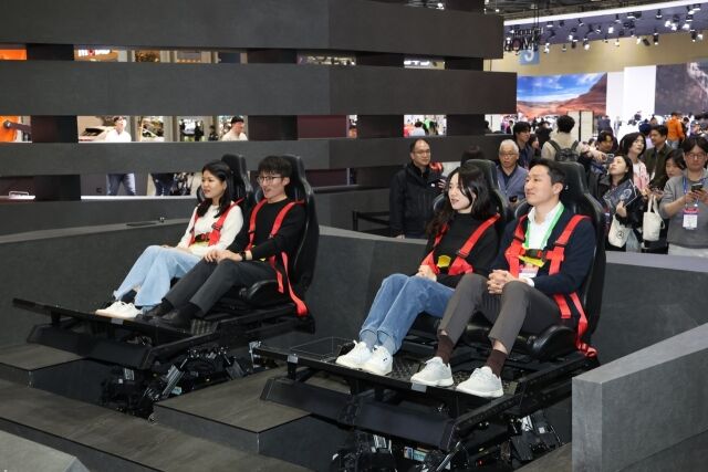 2025서울모빌리티쇼 HD현대관을 방문한 HD현대 정기선 수석부회장이 4D 라이드를 체험하고 있다./HD현대사이트솔루션