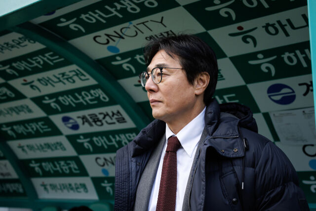 대전 하나시티즌의 황선홍 감독이 2025시즌 첫 이달의 감독상을 수상했다./프로축구연맹