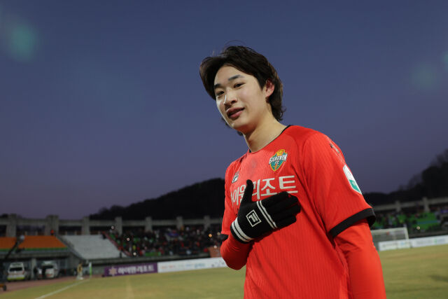 강원FC의 이지호가 2025시즌 첫 ‘이달의 영플레이어 상’을 수상했다./프로축구연맹