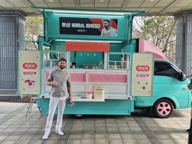 2군 선수단과 스태프를 위해 커피차를 선물한 두산 베어스 제이크 케이브./두산 베어스