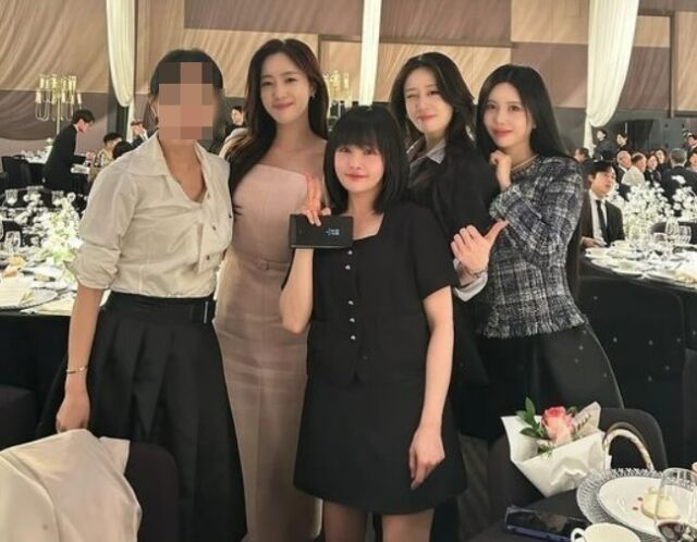 티아라 지연이 엄지척 포즈를 취하고 있다./이은아 스타일리스트 소셜미디어