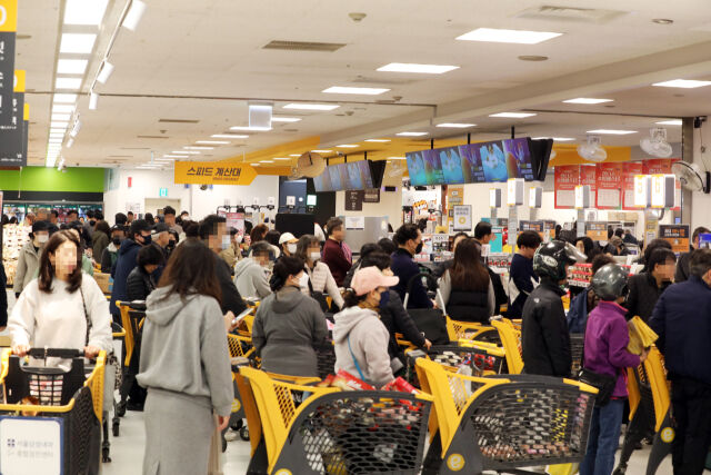 랜더스 쇼핑페스타를 맞아 이마트 용산점을 찾은 고객들이 계산대 앞에 길게 줄지어 있다. /신세계그룹