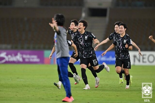 대한민국 17세 이하(U-17) 축구대표팀이 타지키스탄을 승부차기 끝에 제압하고 4강에 진출했다./대한축구협회