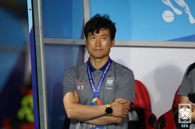 백기태 감독이 15일 타지키스탄과 경기를 지켜보고 있다. /대한축구협회 제공