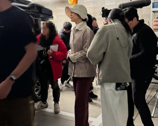 차주영이 영화 현장에서 촬영에 들어가기 전 준비를 하고 있다. / 차주영 SNS 캡처