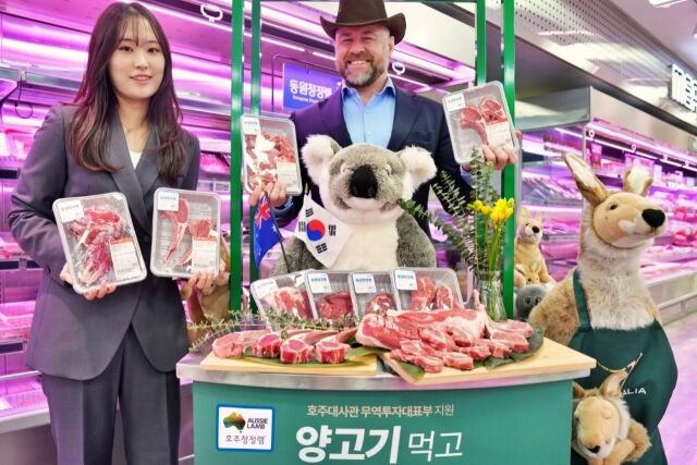 롯데마트 제타플렉스 잠실점 축산 코너에서 전소은 롯데마트 축산팀 MD(왼쪽)와 데인 리치몬드 주한호주대사관 무역투자대표부 참사관이 호주산 양고기를 홍보하고 있다. /롯데마트