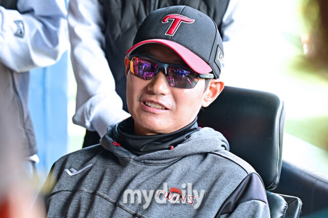 LG 염경엽 감독이 인터뷰를 하고 있다./마데일리