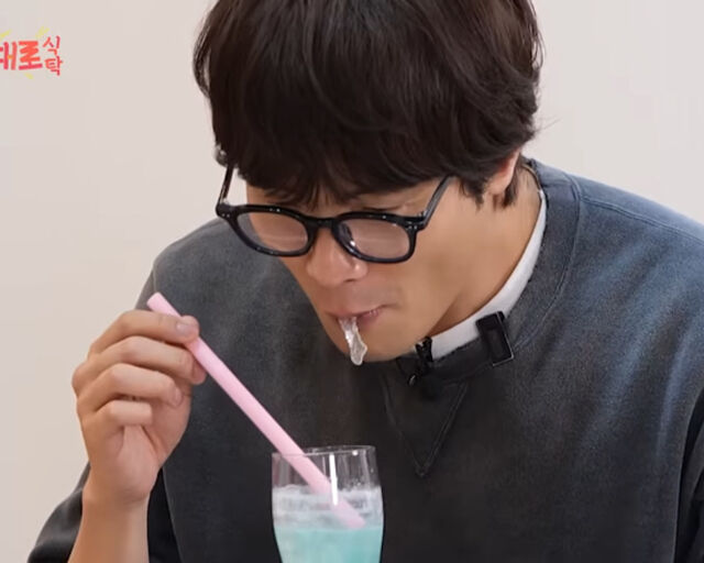최다니엘이 곤약젤리를 먹고 있다. / 유튜브 