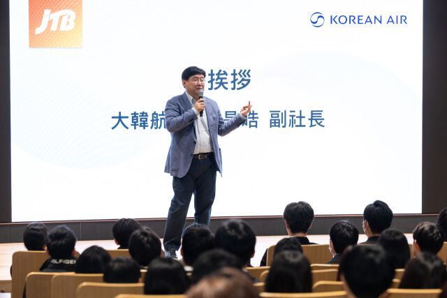 지난 15일 오후 서울 강서구 대한항공 본사에서 열린 JTB 신입직원 견학 행사에서 인사말을 하고 있는 최정호 대한항공 영업총괄 부사장. /대한항공