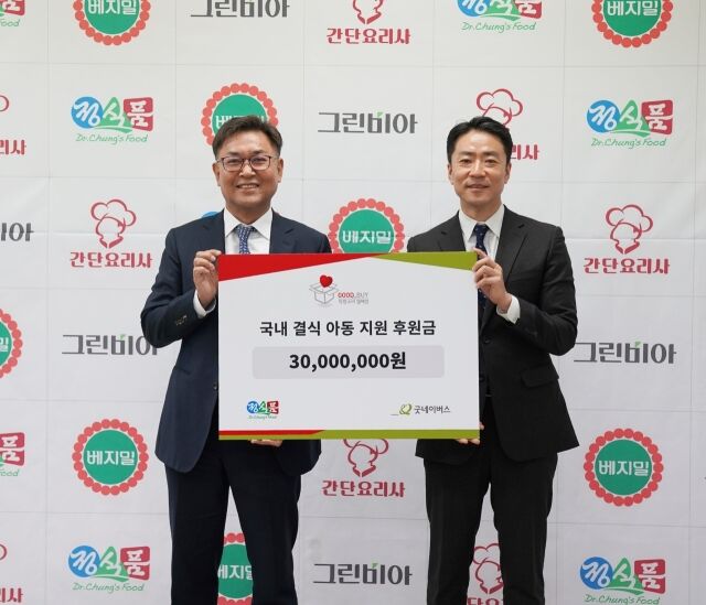 지난 5일 서울 중구 회현동 정식품 서울사무소에서 열린 후원금 전달식에서 박도영 정식품 영업마케팅부문장(왼쪽)과 현대중 굿네이버스 대외협력실장이 기념 촬영을 하고 있다. /정식품