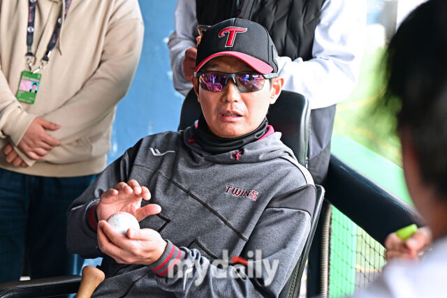 LG 염경엽 감독이 경기 전 취재진과 인터뷰를 하고 있다./마이데일리