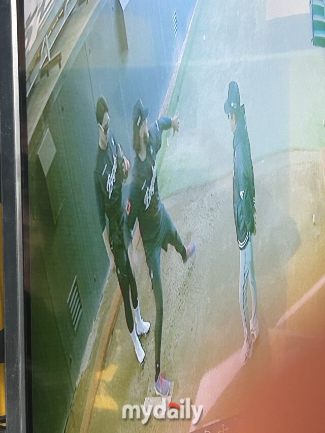 문동주와 와이스의 열띤 토론./인천 = 이정원 기자