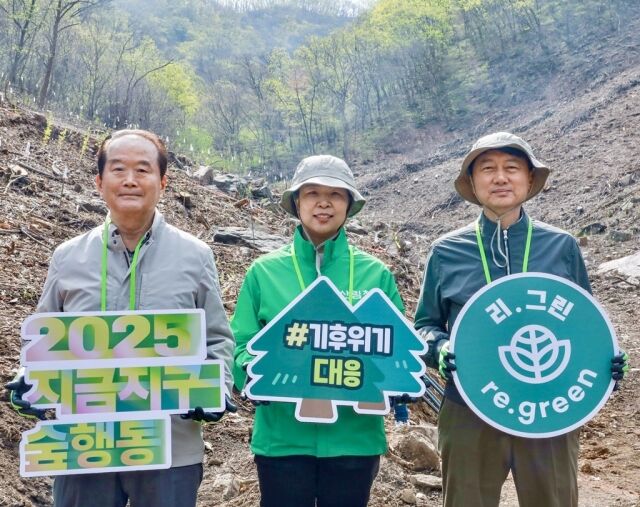 17일 경기도 용인시 처인구 이동읍 묵리 ‘제2호 현대백화점그룹 탄소중립의 숲’에서 사진 오른쪽부터 장호진 현대지에프홀딩스 사장, 강혜영 북부지방산림청장, 허상만 사단법인 생명의숲 이사장이 기념 촬영을 하고 있다. /현대백화점그룹