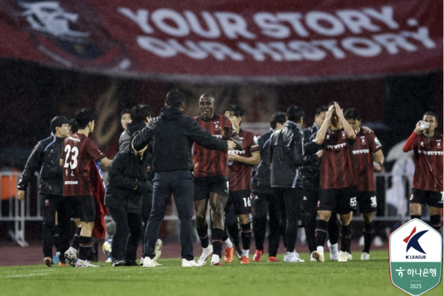 승리를 자축하는 부천 FC 1995 선수단. /한국프로축구연맹 제공