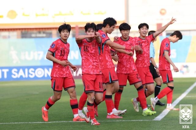 오하람이 선취 골을 터뜨린 뒤 동료들과 세리머니를 하고 있다./대한축구협회