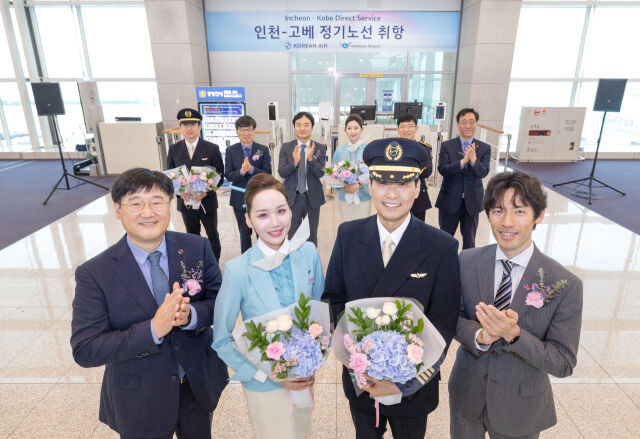 최정호 대한항공 부사장(왼쪽 첫 번째), 시미즈 유이치 일본정부관광국 서울사무소장(오른쪽 첫 번째) 등 주요 관계자들이 KE731편 운항·객실 승무원들과 기념촬영을 하고 있다. /대한항공
