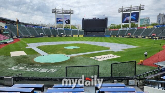 방수포가 깔린 잠실 야구장./잠실=김경현 기자