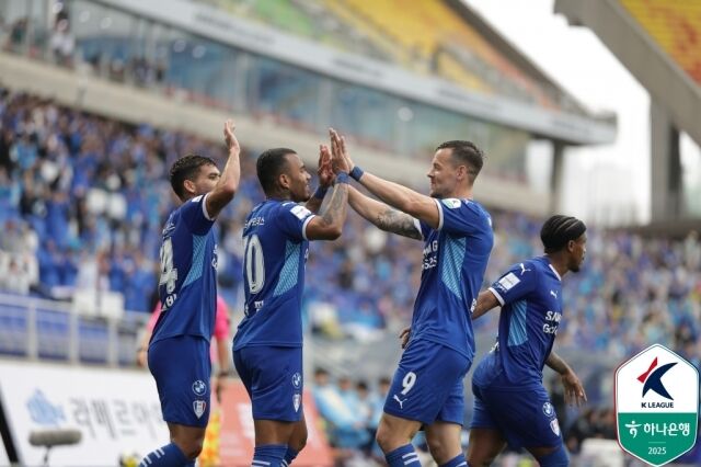왼쪽부터 브루노 실바, 세라핌, 일류첸코./한국프로축구연맹