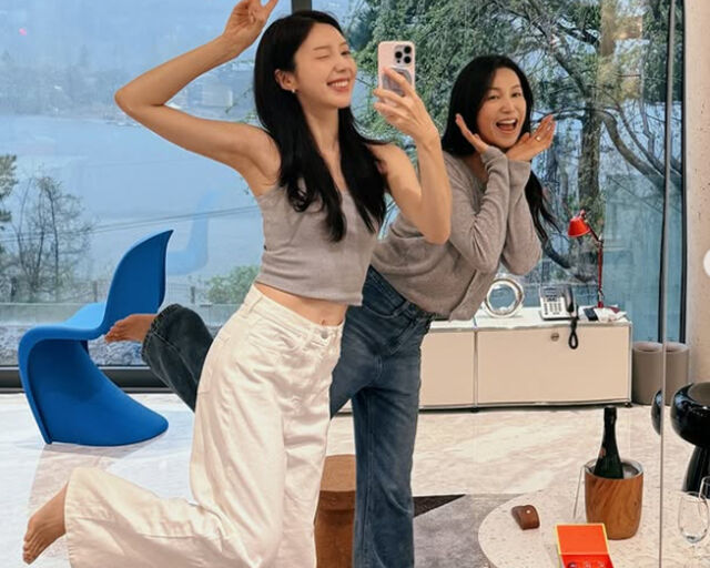 김옥빈과 채서진이 장난스러운 표정과 몸짓을 하고 있다. / 김옥빈 SNS 캡처 
