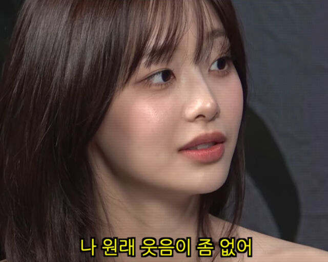 상황극에서 문상훈이 웃어주는 여자가 좋다니까 츄가 정색했다. / 유튜브 