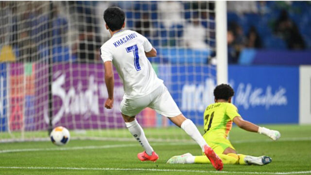 카사노프(왼쪽)가 21일 사우디와 결승전에서 추가골을 터뜨리고 있다. /AFC 제공