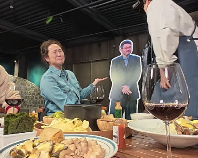 강주은이 남편 등신대를 보고 함박웃음을 지었다. / 유튜브 