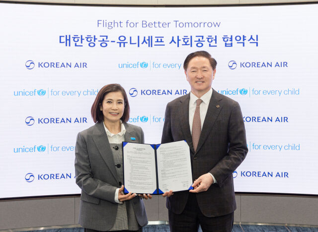 대한항공은 지난 21일 유니세프 한국위원회와 지구촌 어린이 지원을 위한 사회공헌 협약을 맺었다. 사진은 협약식에 참석한 우기홍 대한항공 부회장(오른쪽)과 조미진 유니세프 한국위원회 사무총장이 기념사진을 촬영하는 모습. /대한항공