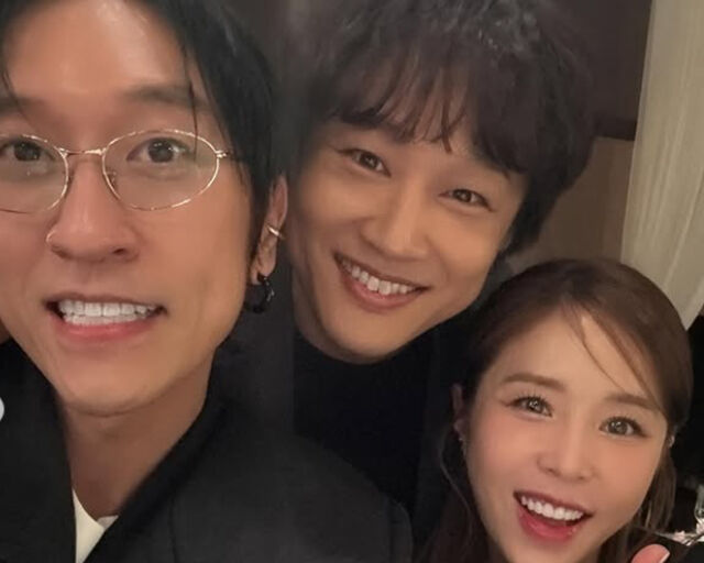 신지가 김종민 결혼식장에서 차태현, 빽가와 함께 사진을 찍고 있다. / 신지 소셜미디어 캡처 