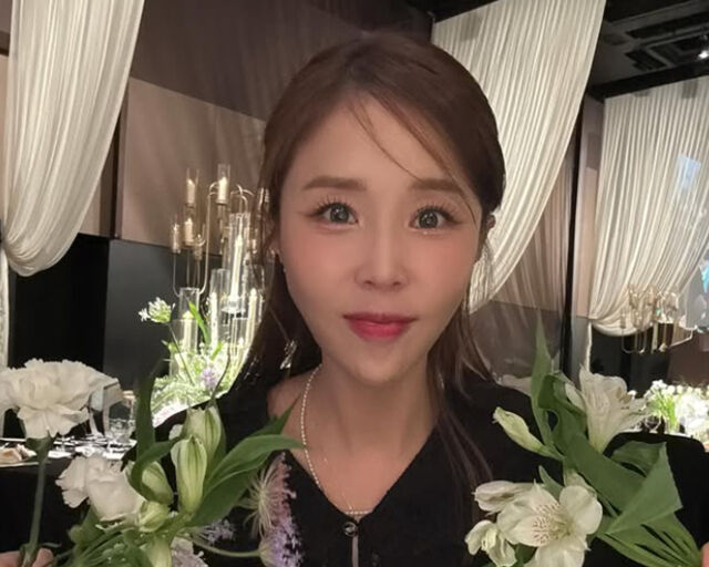 신지가 김종민의 결혼식장에서 독사진을 찍고 있다. / 신지 소셜미디어 캡처 