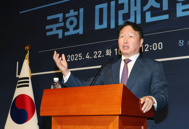 최태원 대한상공회의소 회장이 서울 여의도 국회 사랑재에서 열린 국회 미래산업포럼 발족식에서 강연을 하고 있다./대한상의
