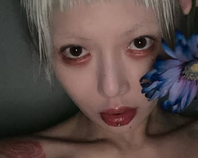 현아가 몽환적인 표정을 짓고 있다. / 현아 SNS 캡처