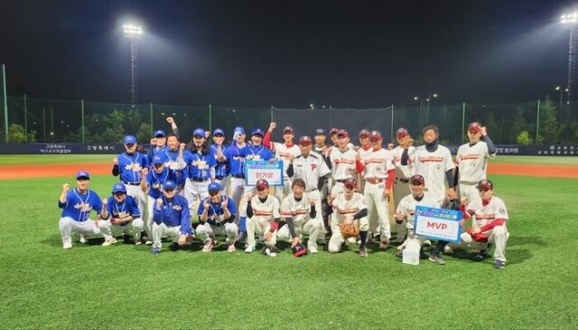 지난 21일 고양시 장항야구장에서 열린 더킴로펌배 제19회 한스타 연예인 야구 천하무적(왼쪽)과 인터미션의 경기 후 기념 사진./한스타 미디어