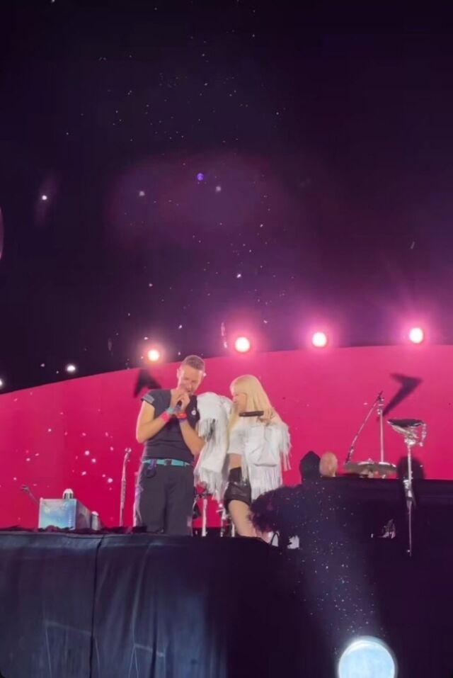 밴드 콜드플레이 보컬 크리스 마틴(왼쪽)과 그룹 블랙핑크 멤버 로제가 듀엣을 하는 모습 / 콜드플레이&로제 인스타그램