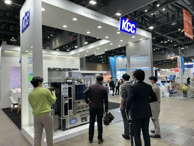 KCC 물류로봇 전용 바닥재 토털 솔루션과 도장 로봇 스마트캔버스를 소개하는 킨텍스 KCC 부스 현장. /KCC