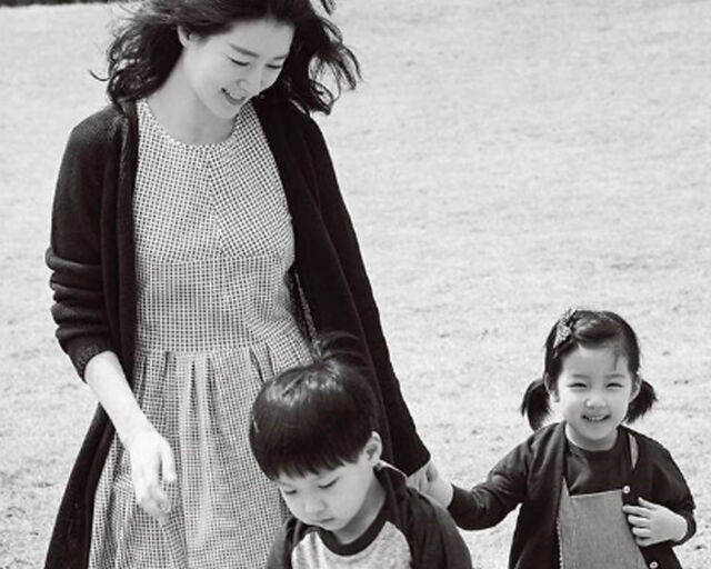 이영애가 두 쌍둥이를 위해 집에 50명 엄마들과 아이들을 초대한 사실을 밝혔다. / 온라인 커뮤니티 캡처